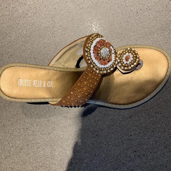 Size 8 sandals slip on by cruise wear - Picture 3 of 3